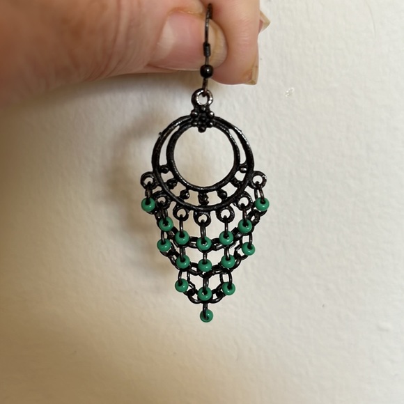 Green beaded vintage earrings - Picture 3 of 3